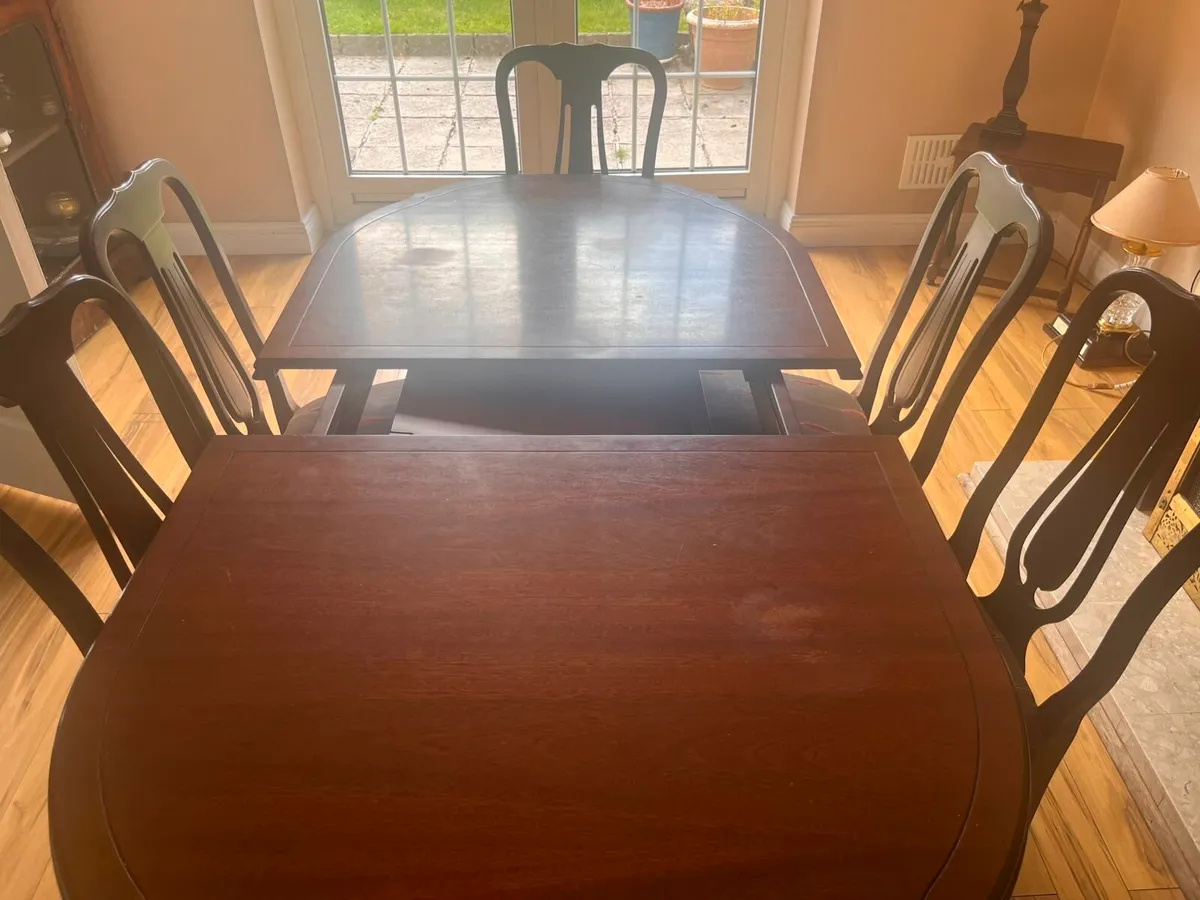 Table and chairs - Image 3