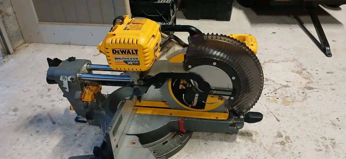 Flexvolt 54v Dewalt 305mm mitre saw - Image 1