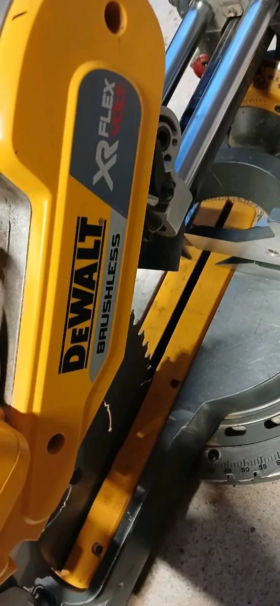 Flexvolt 54v Dewalt 305mm mitre saw - Image 3