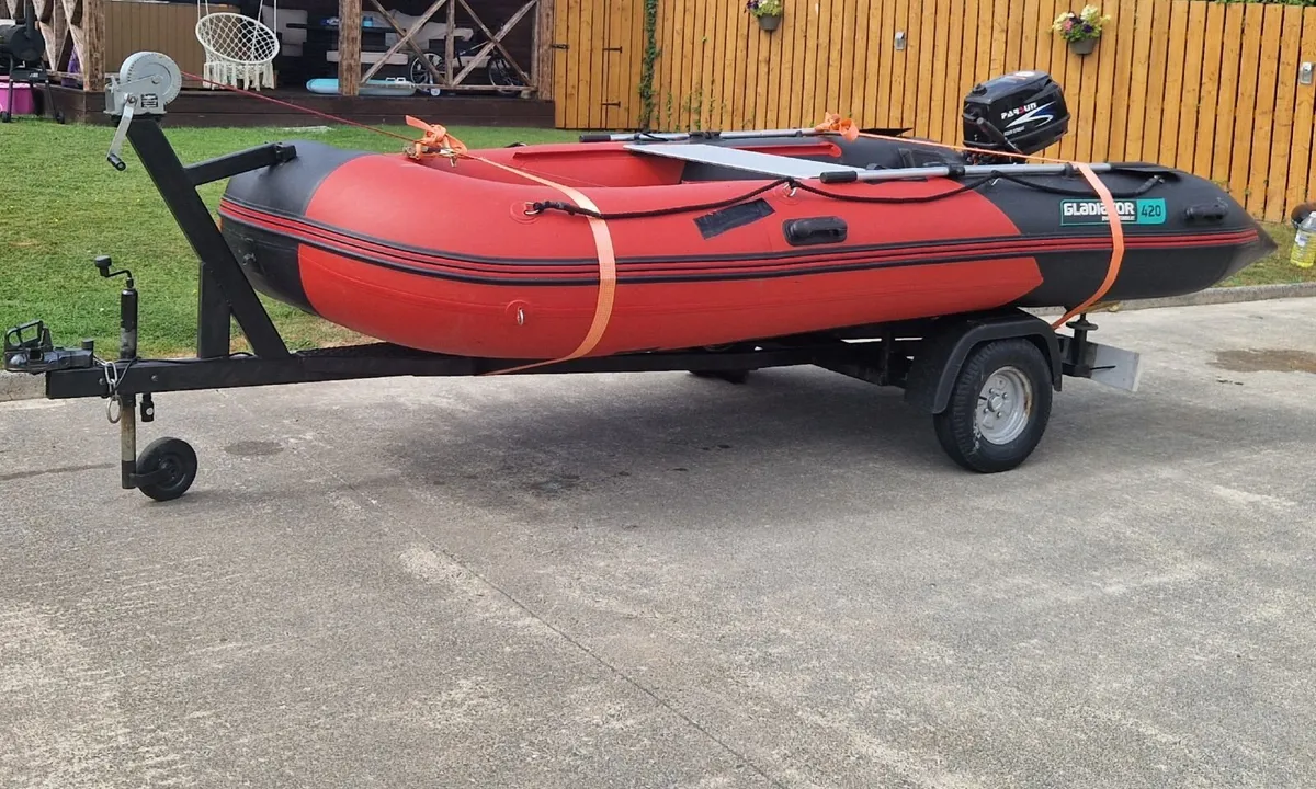 Boat, engine and trailer - Image 1