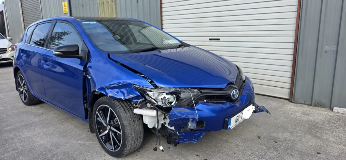 181 TOYOTA AURIS HYBRID - Image 3