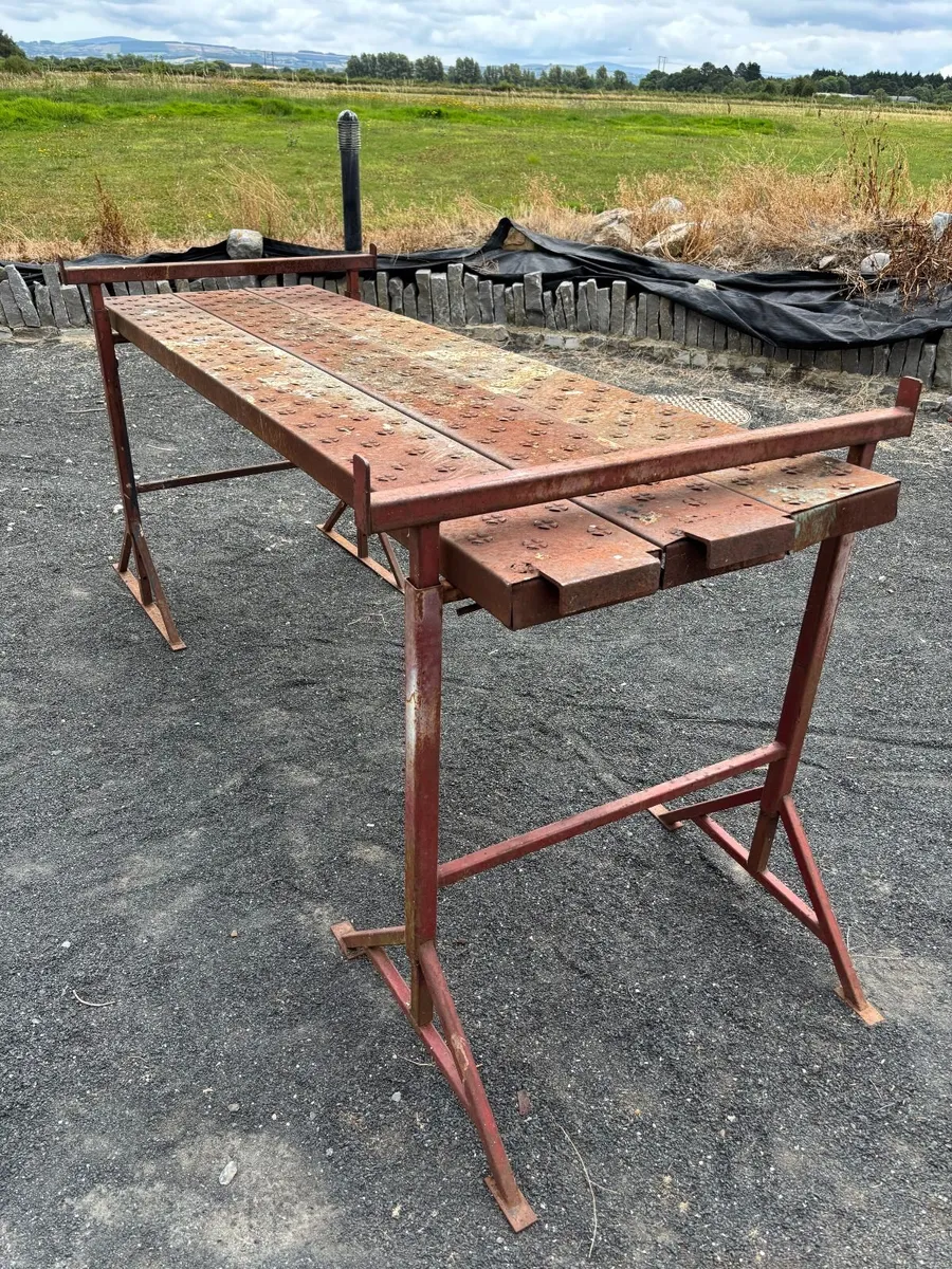 Tressels with 3 heavy-gauge steel planks - Image 1
