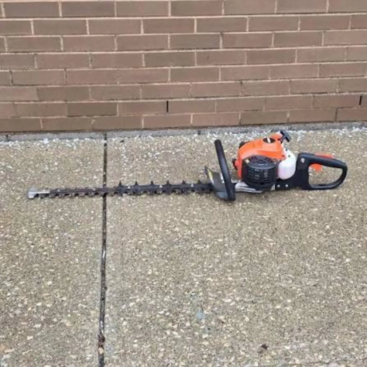 Hedge trimmer and leaf blower - Image 2