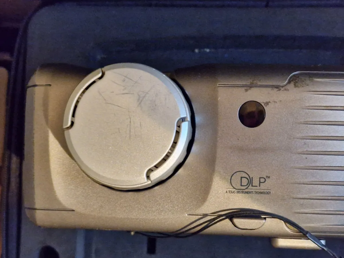 Dell Projector in Lovely Leather Case with Manual - Image 2