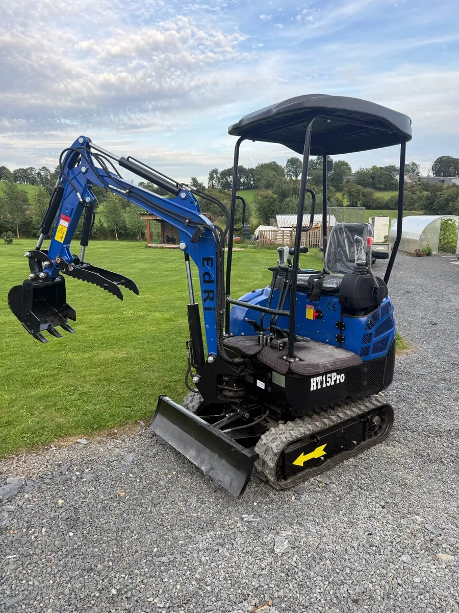 1.5t mini digger - Image 1
