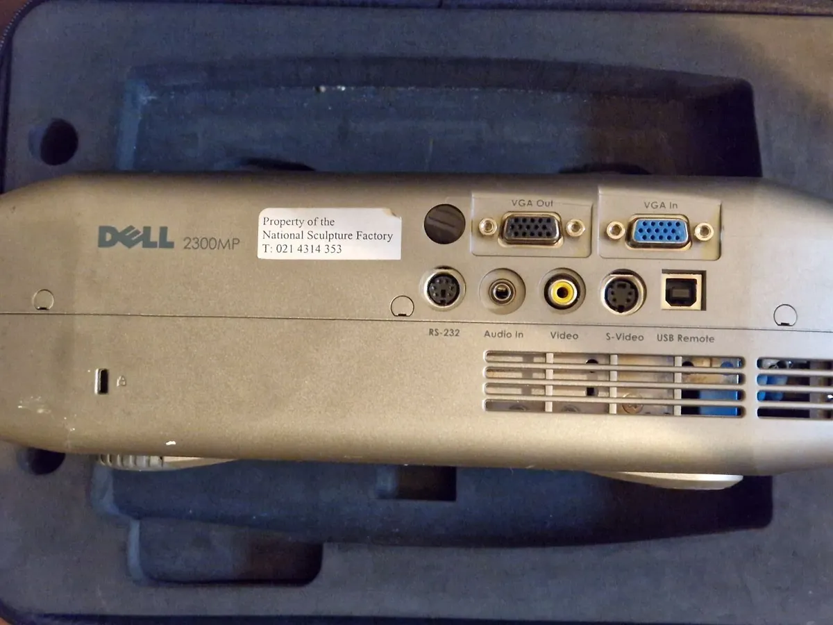 Dell Projector in Lovely Leather Case with Manual - Image 3