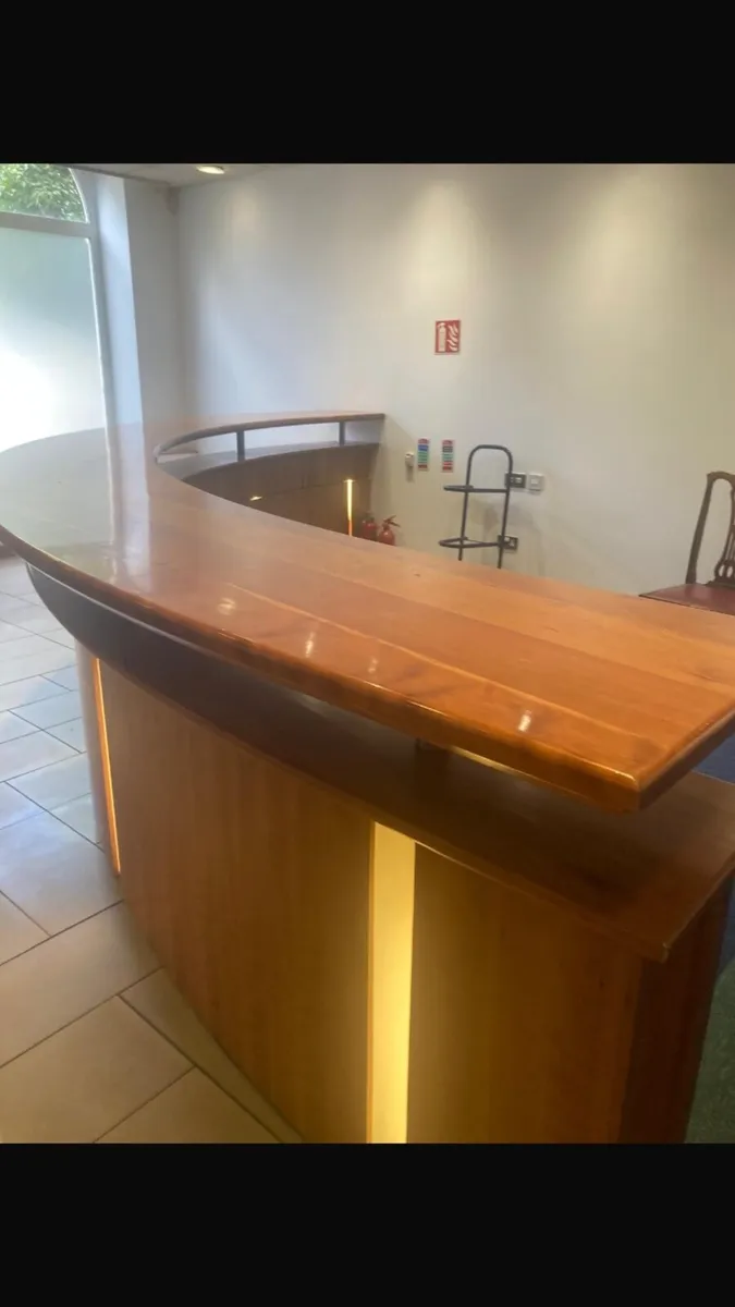 Reception desk - Image 1