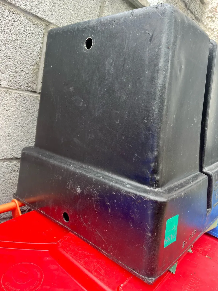 Big hard plastic container - Image 4