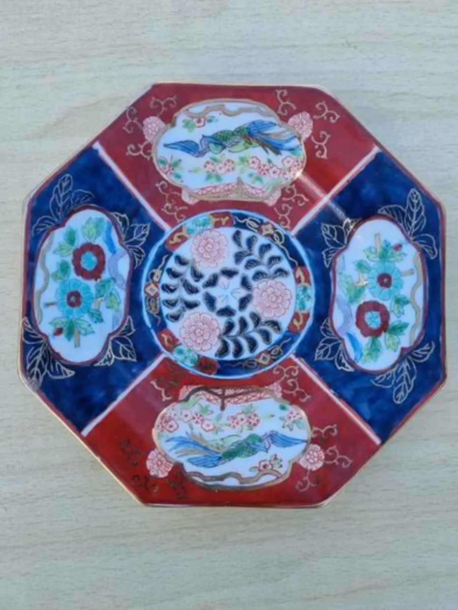 Traditional Japanese Imari-style ceramic plate - Image 1
