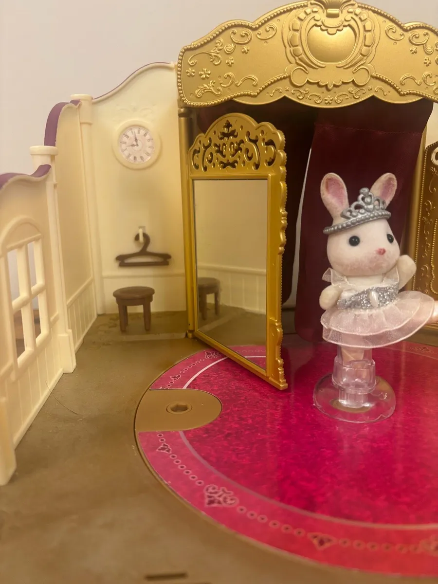 Sylvanian Family Ballet Theatre & accessories - Image 4