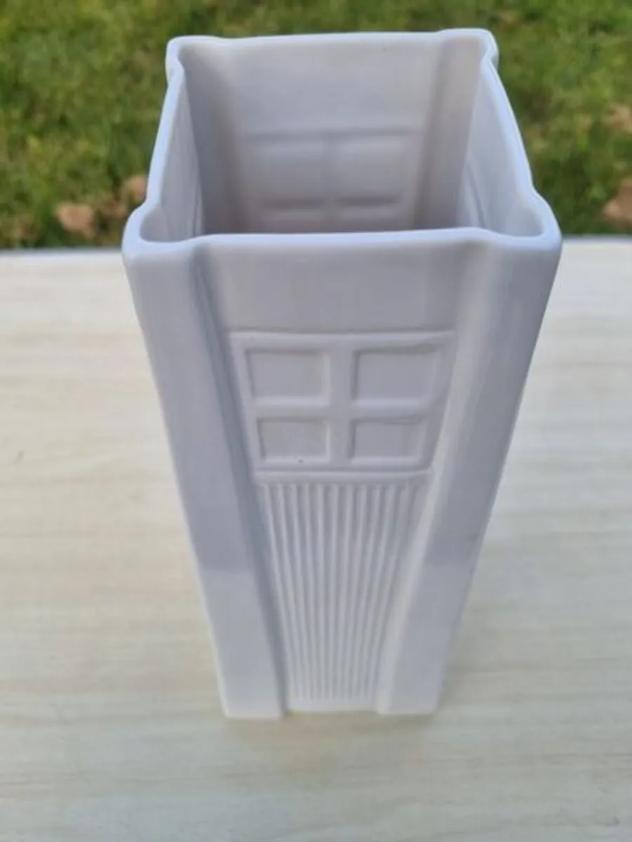 Ceramic vase from the Belleek Living collection - Image 3
