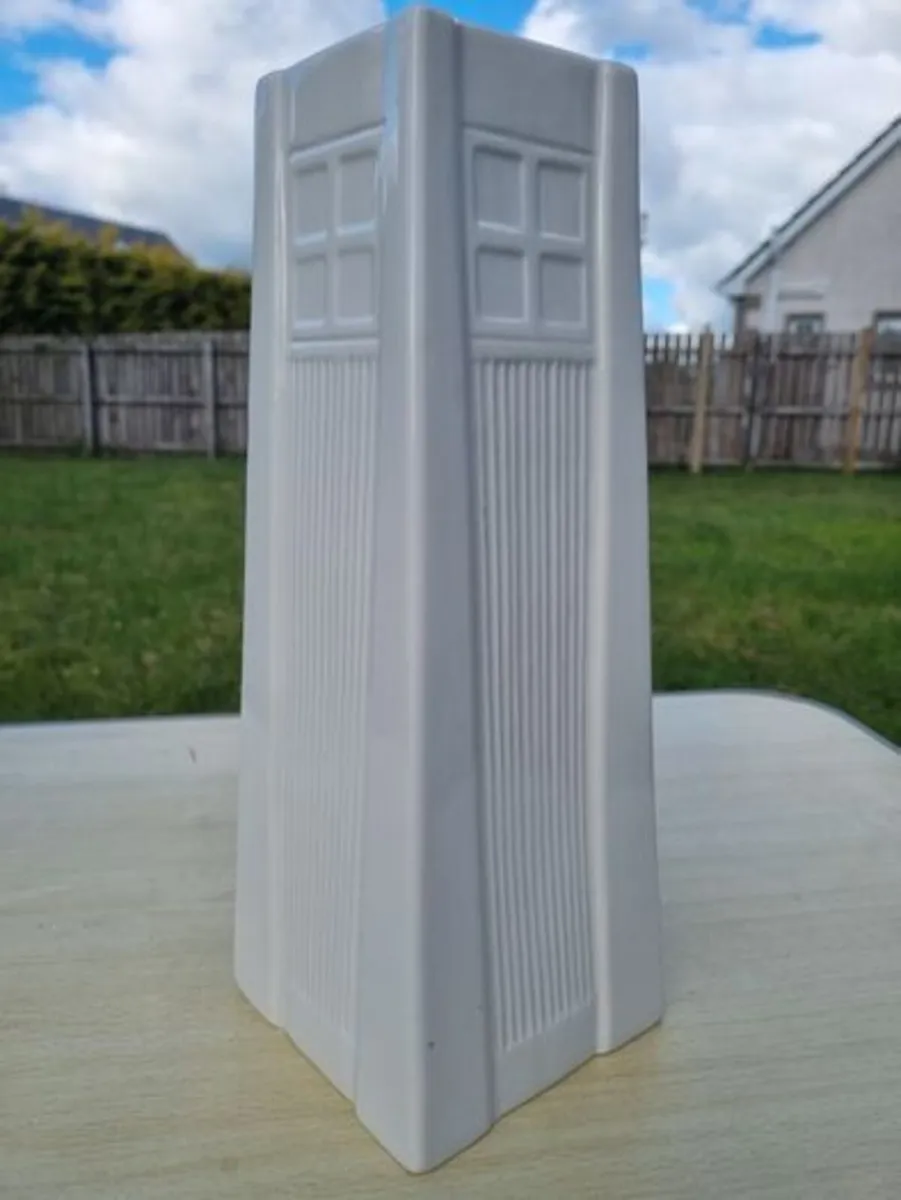 Ceramic vase from the Belleek Living collection - Image 2