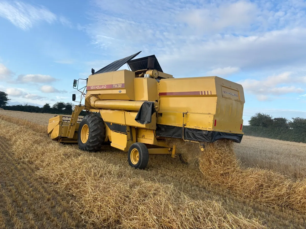 New Holland TX 32 Combine - Image 2