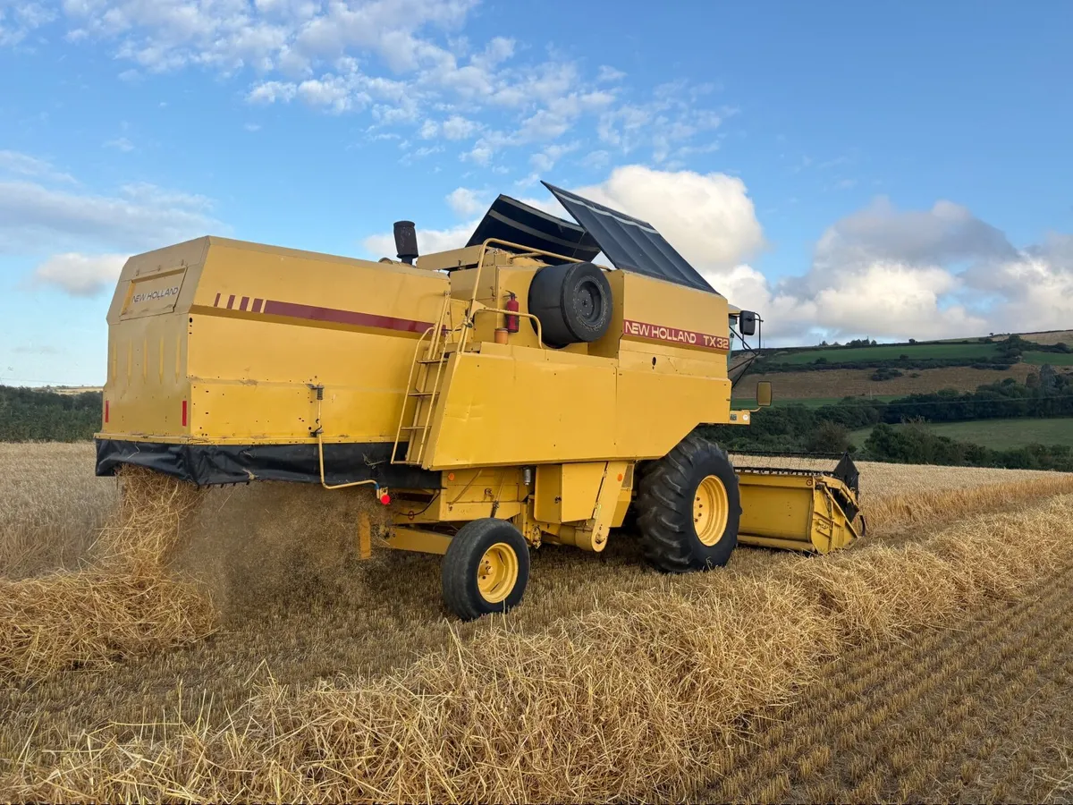 New Holland TX 32 Combine - Image 3