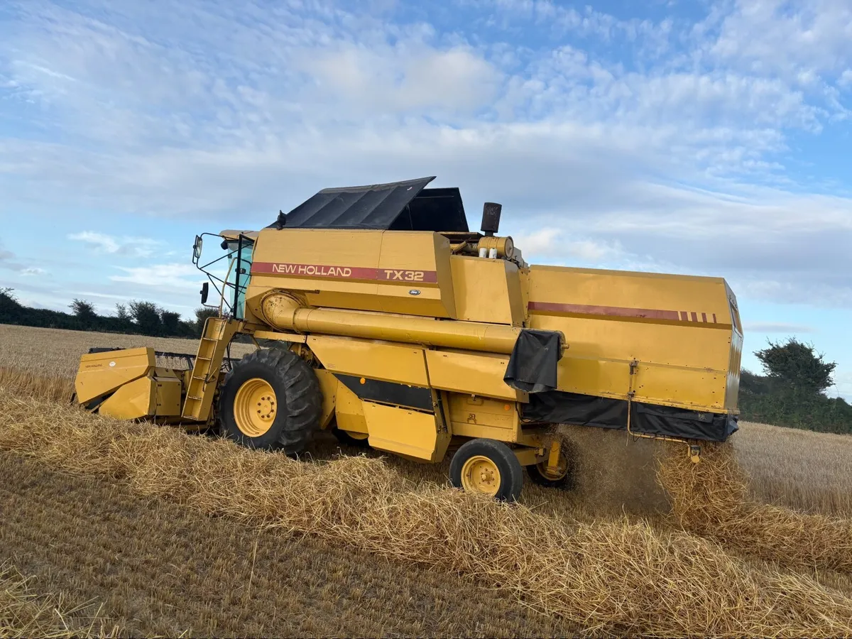 New Holland TX 32 Combine - Image 4