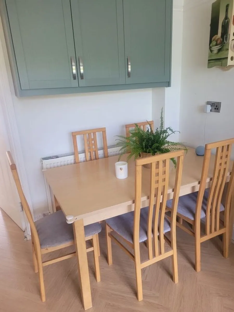 Kitchen table and chairs - Image 1