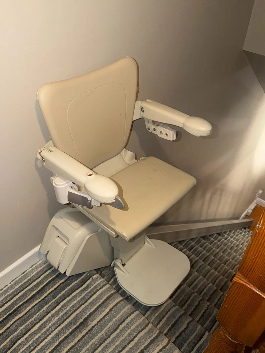 Straight flight stair lift like new. - Image 1