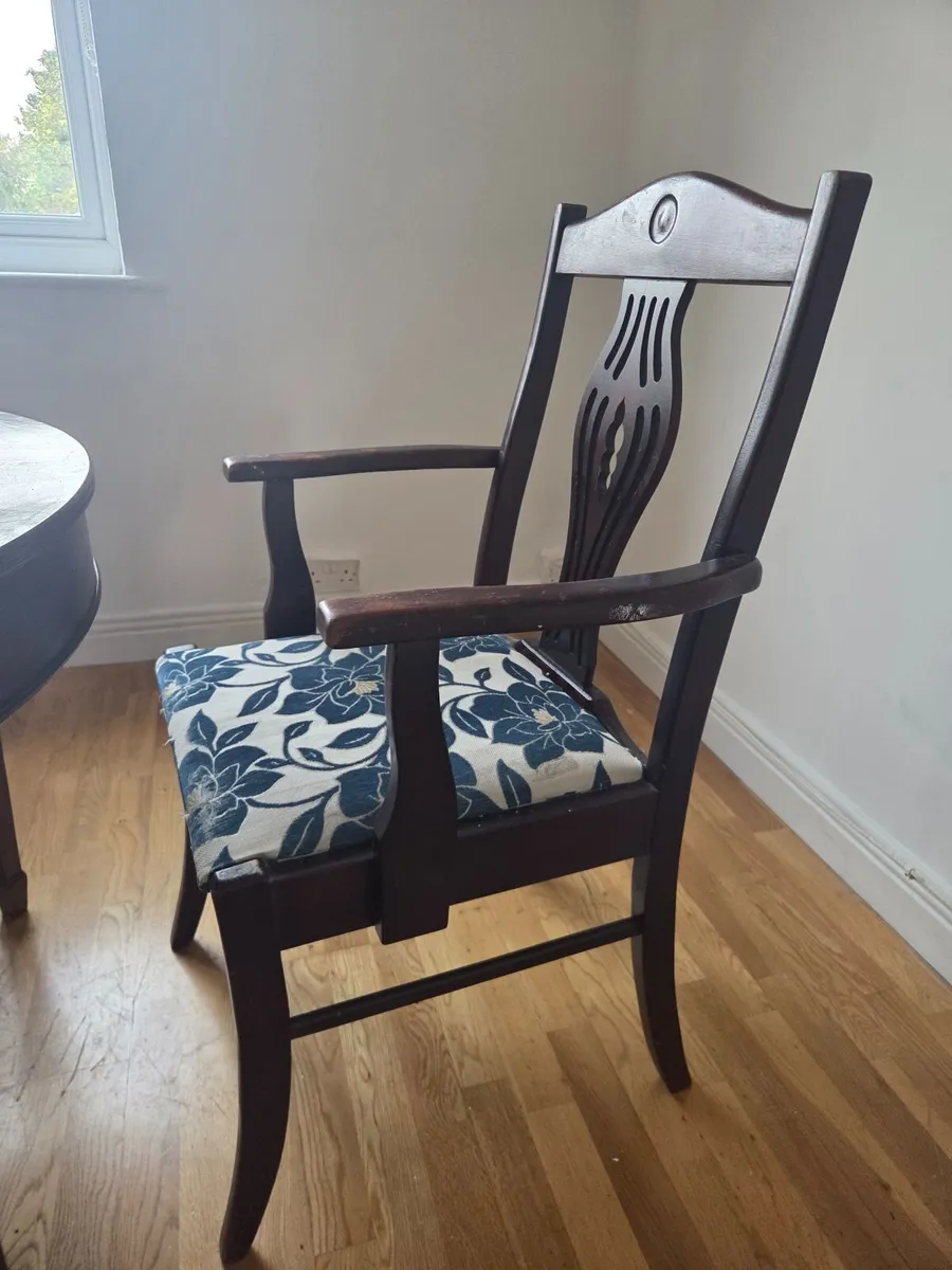 Extendable table and chairs - Image 2