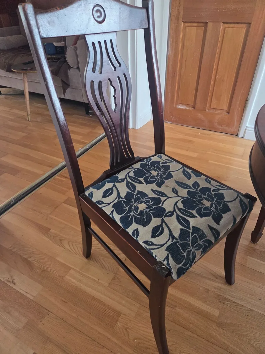 Extendable table and chairs - Image 3