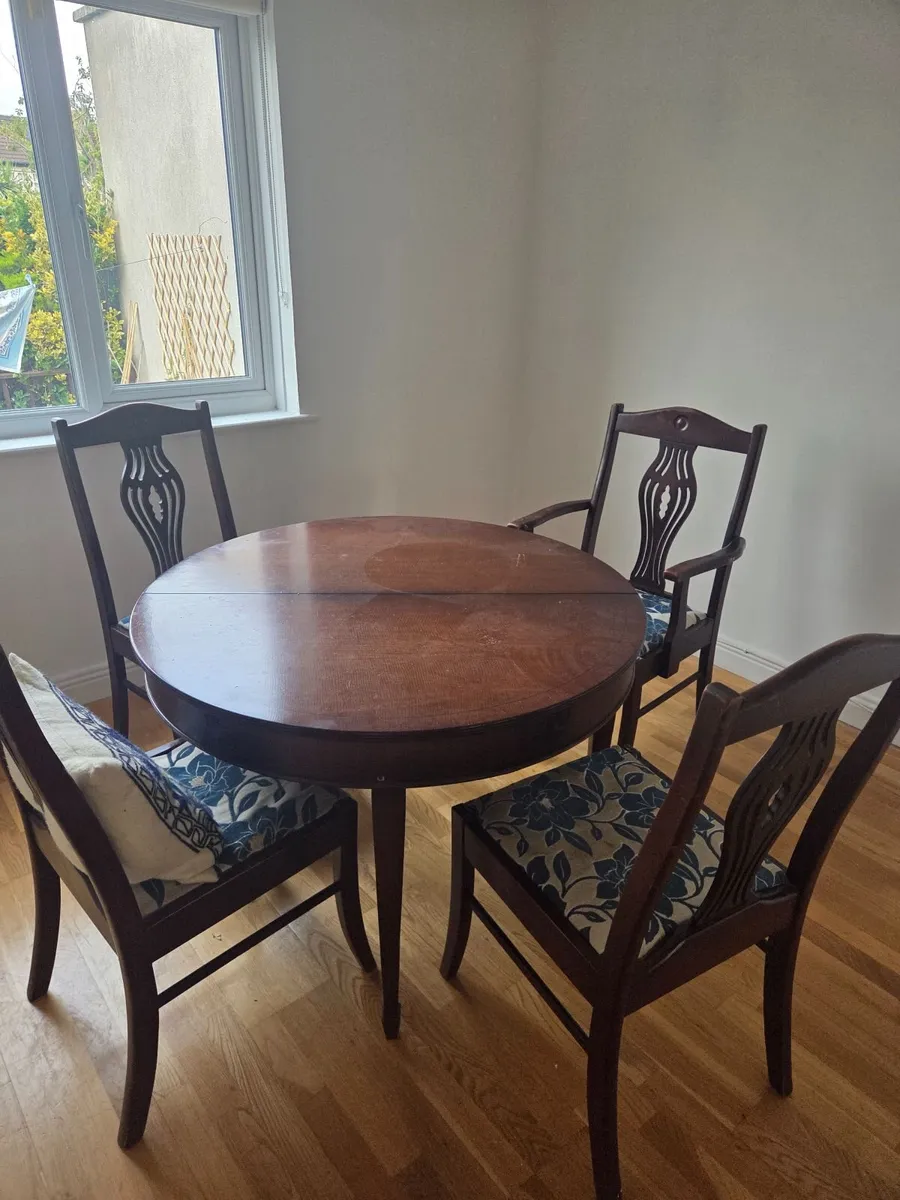Extendable table and chairs - Image 1