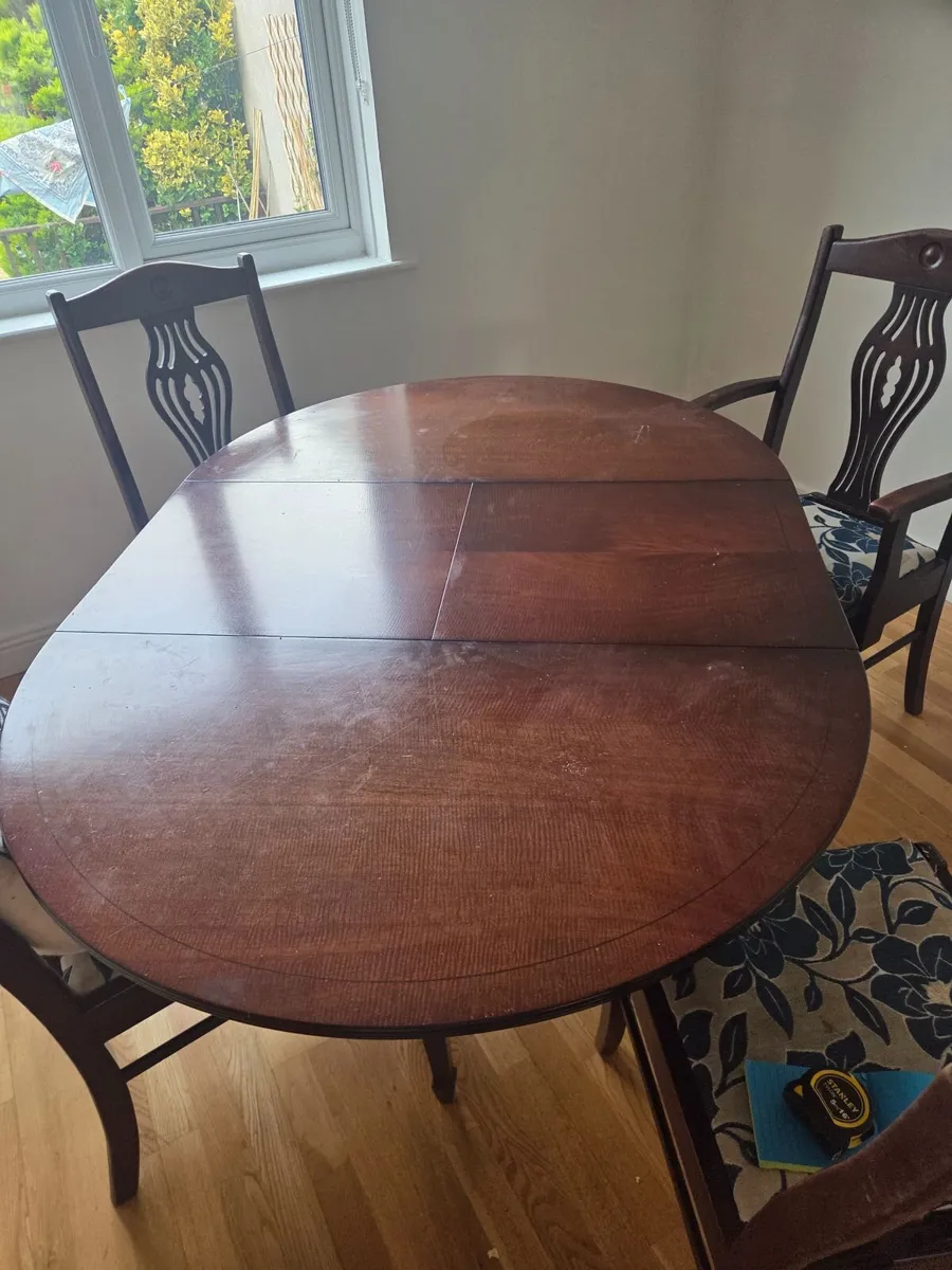 Extendable table and chairs - Image 4