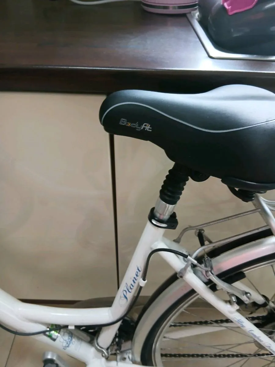 LADIES BIKE 28 INCH WHEELS LIKE NEW - Image 3