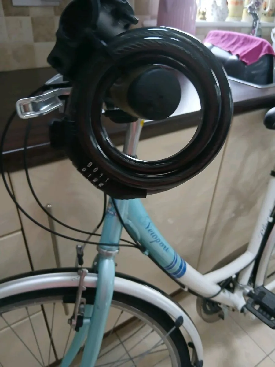 LADIES BIKE 28 INCH WHEELS LIKE NEW - Image 4
