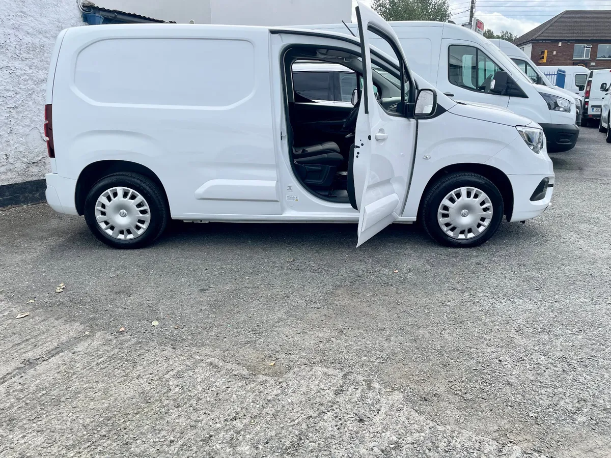 Opel Combo Sportive 1.5 CDTI Diesel 100PS SWB,2023 - Image 3