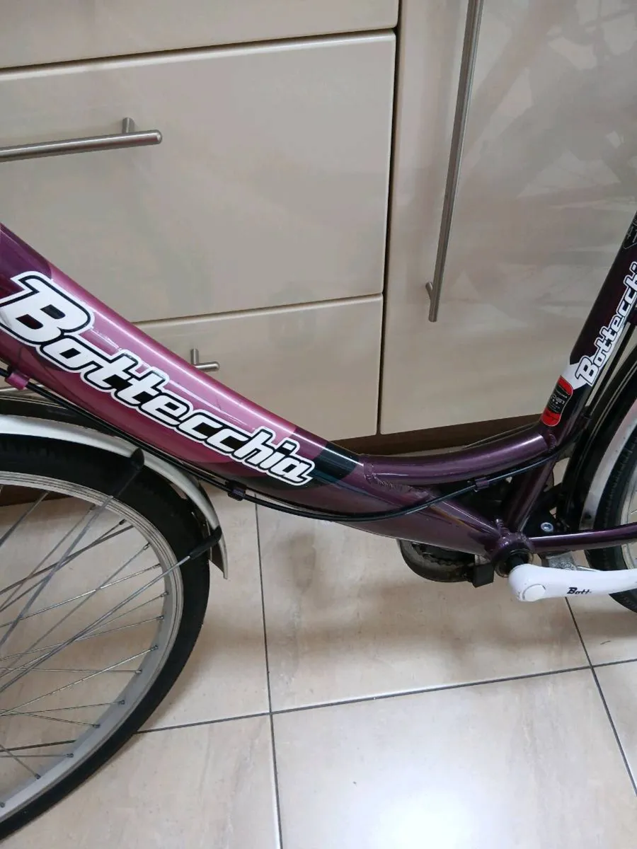 LADIES OR GIRLS BICYCLE 26 INCH WHEELS LIKE NEW - Image 2