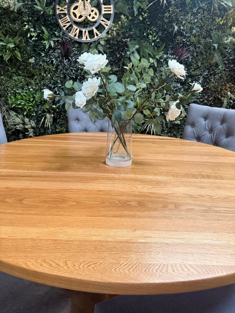 Solid oak dining table with 6 chairs - Image 4