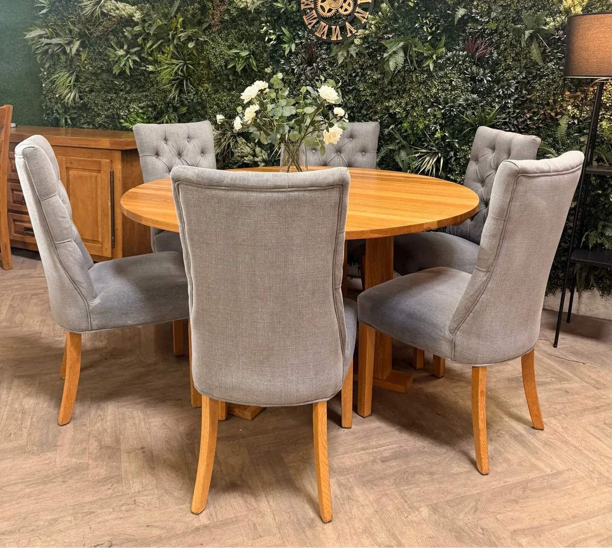 Solid oak dining table with 6 chairs - Image 1