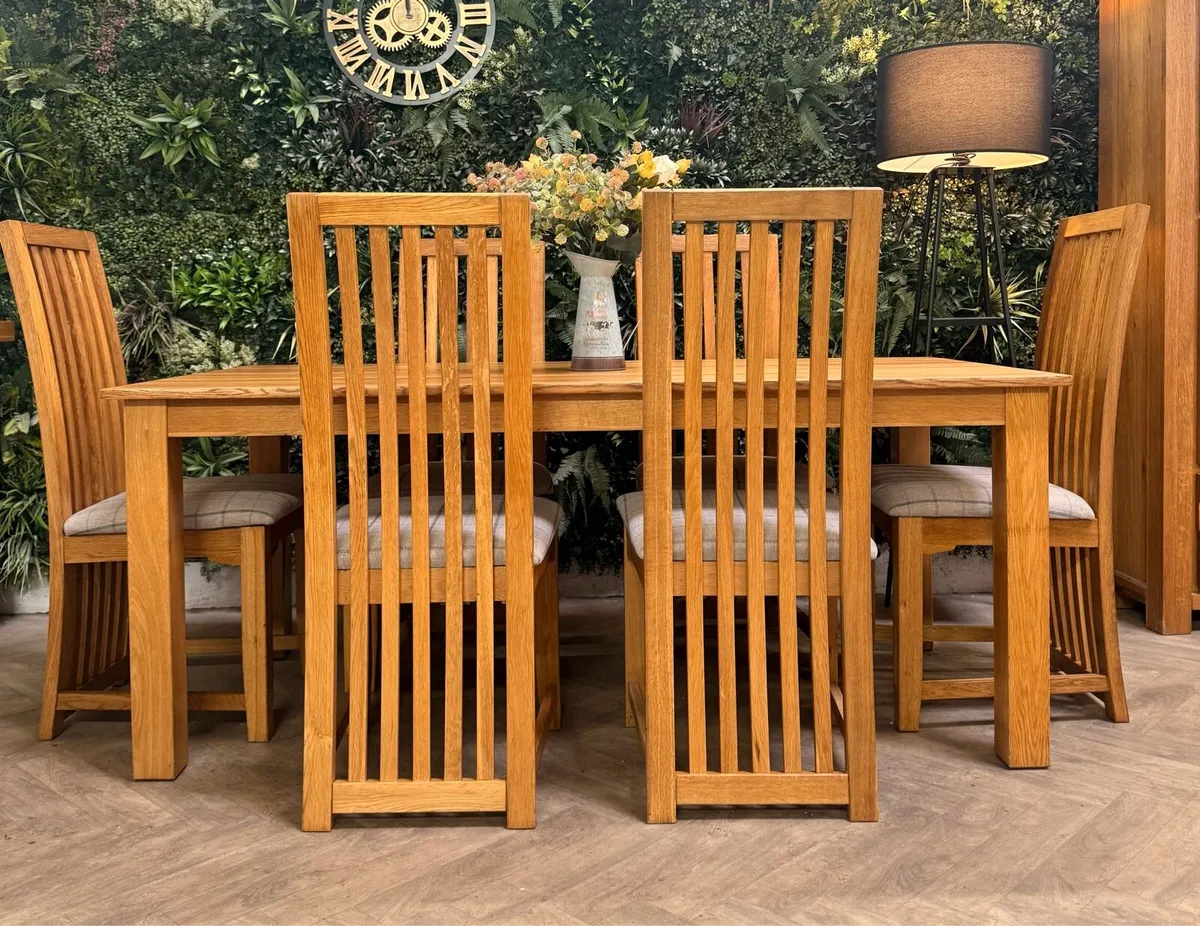 Solid oak dining table with 6 chairs - Image 1
