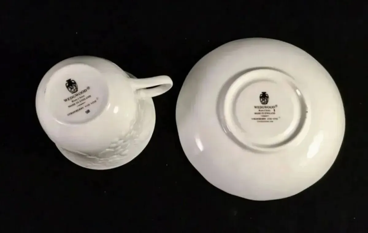 5 New Wedgewood Strawberry & Vine Cups & Saucers - Image 3
