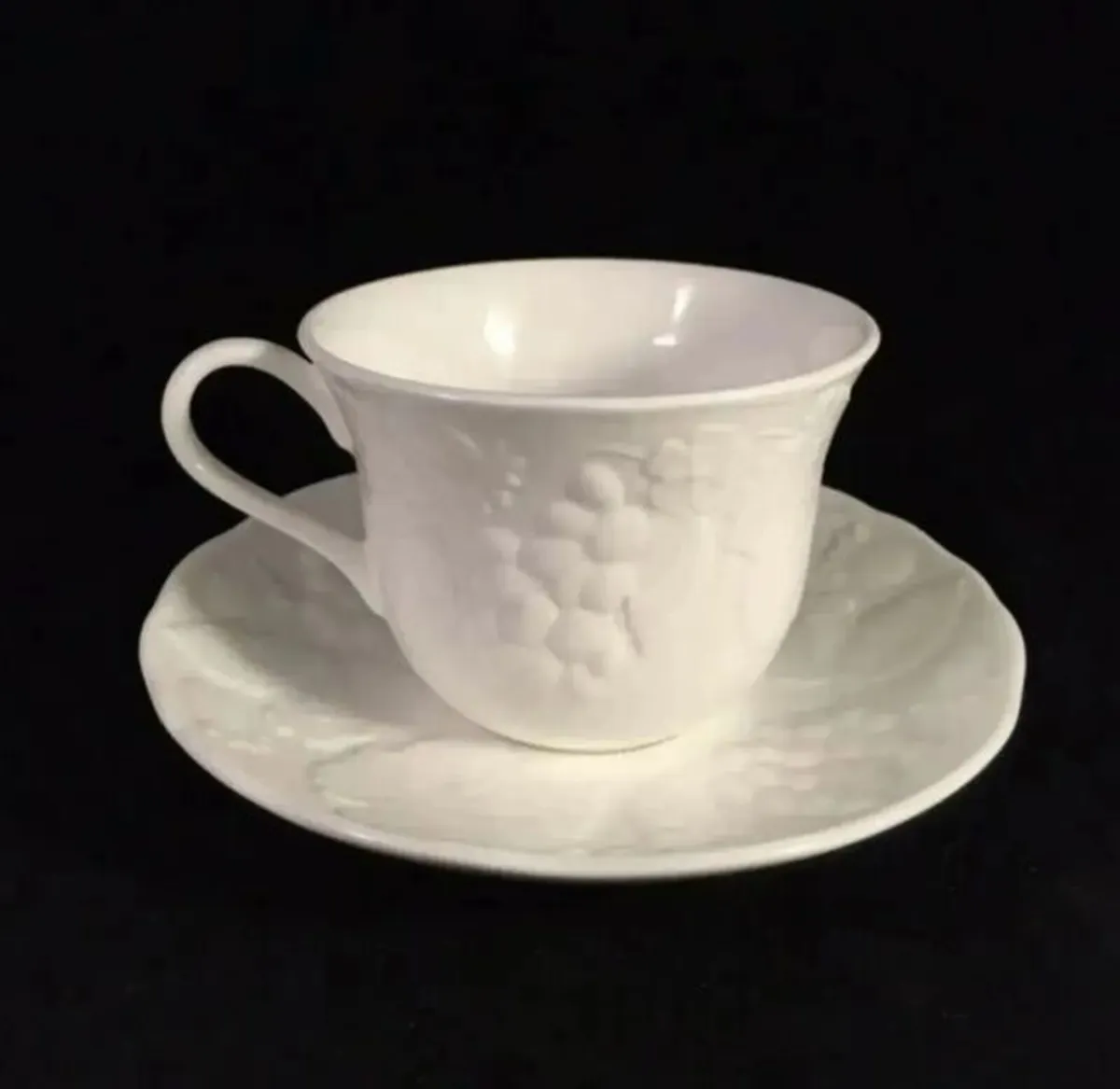 5 New Wedgewood Strawberry & Vine Cups & Saucers - Image 2