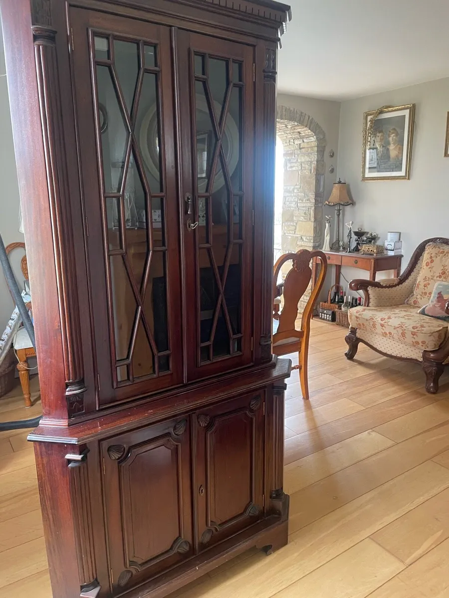 Corner cabinet and round table - Image 1