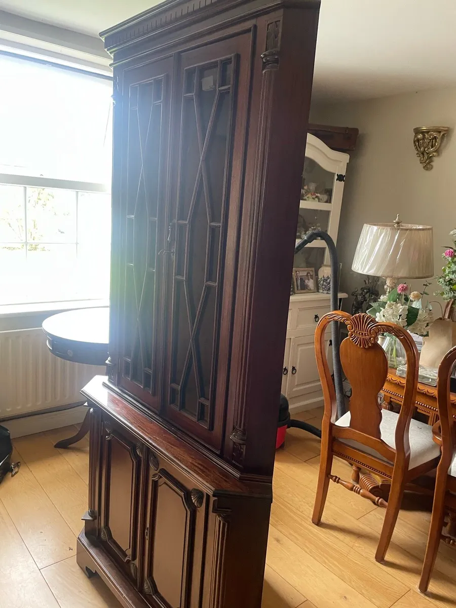 Corner cabinet and round table - Image 2
