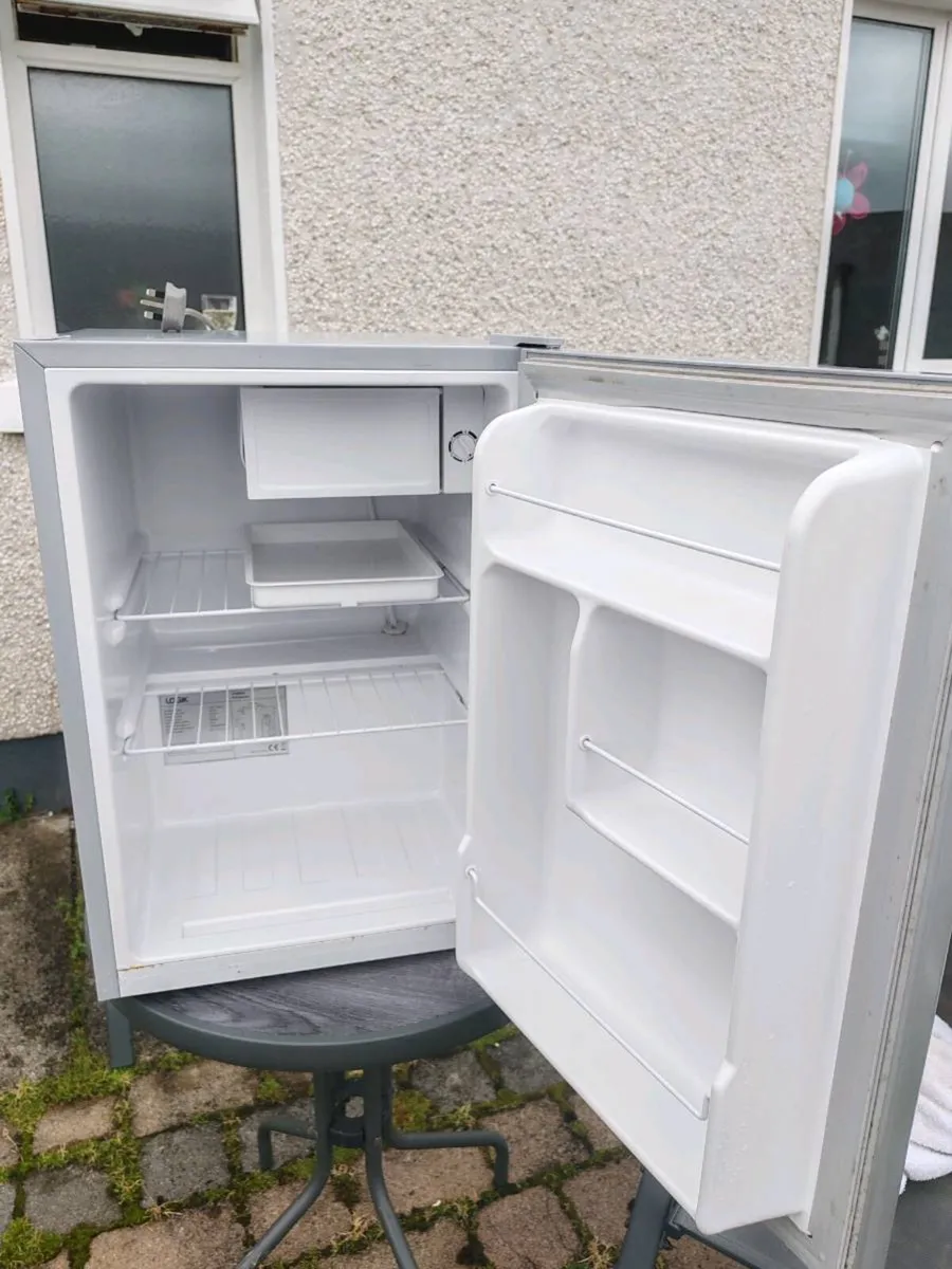 LOGIK Mini fridge (67L) Pristine Like new! - Image 2