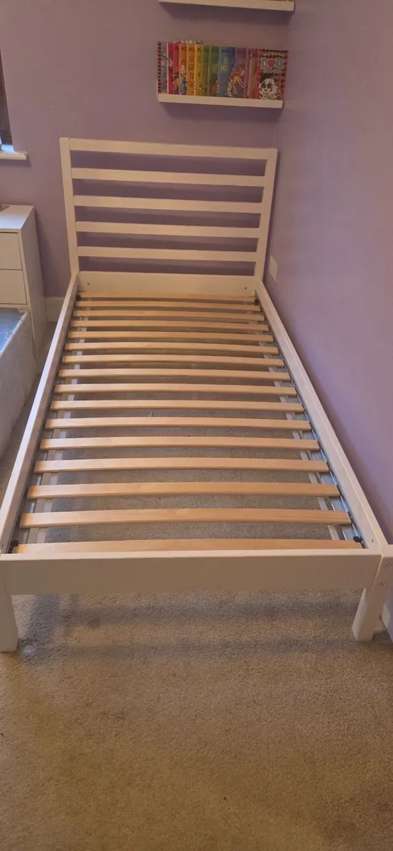 Single bed - Image 1