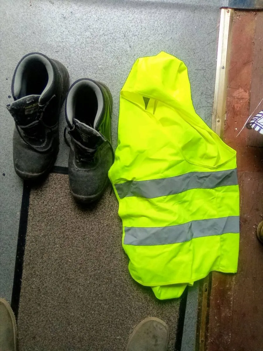 SIZE.   12. STEEL.  TOE.  CAP.   BOOTS. AND VISSI - Image 1