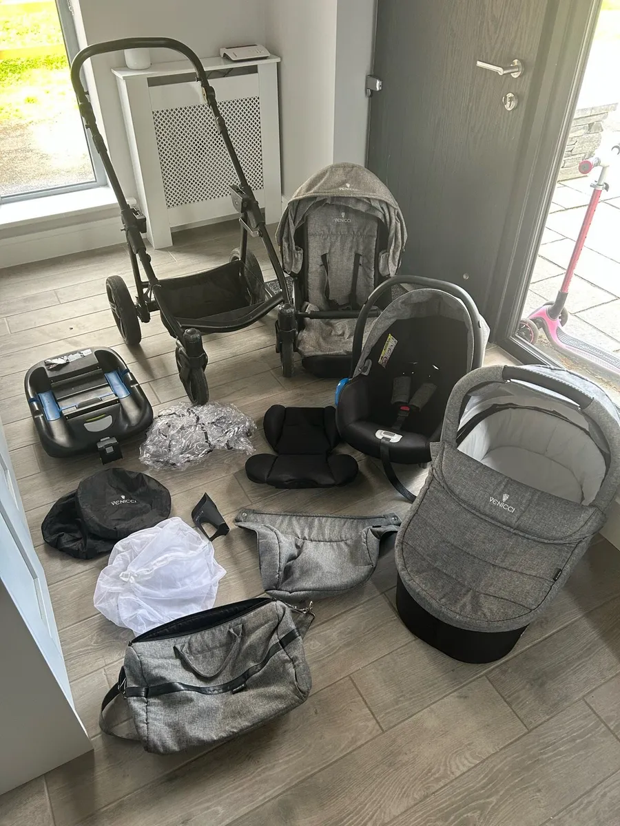 Venicci 3-in-1 travel system pram - Image 1
