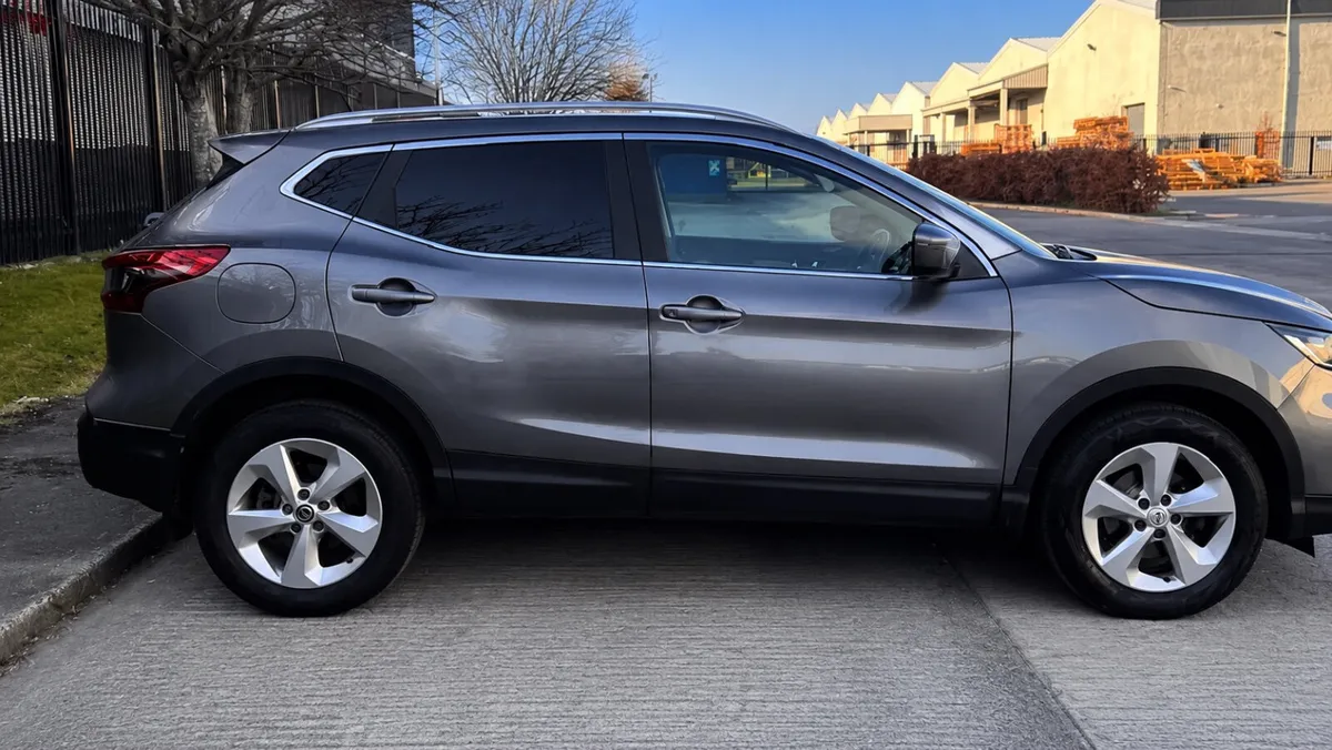212 Nissan Qashqai SV High Spec - Image 3