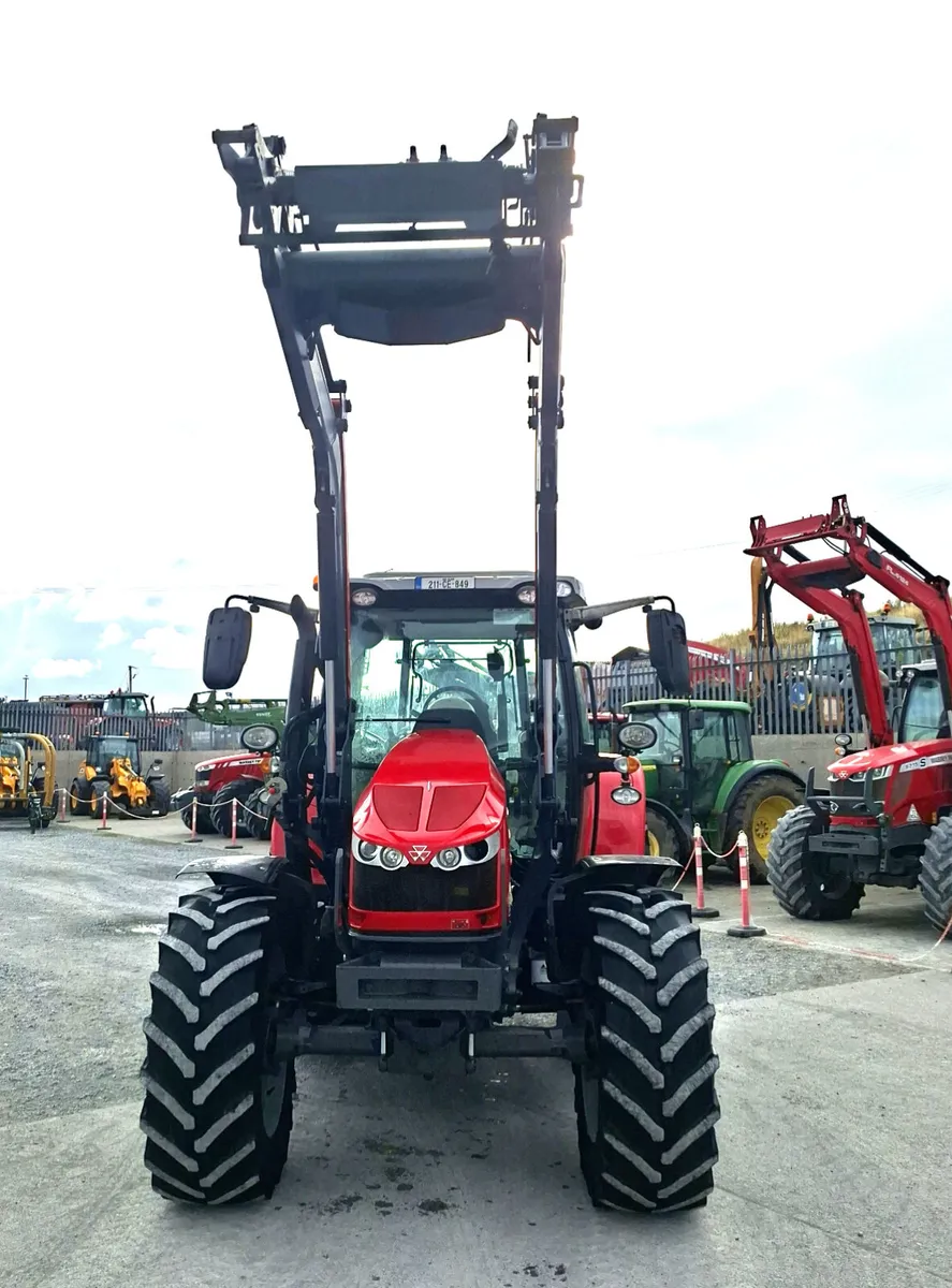 MASSEY FERGUSON 5613 & LOADER - Image 3