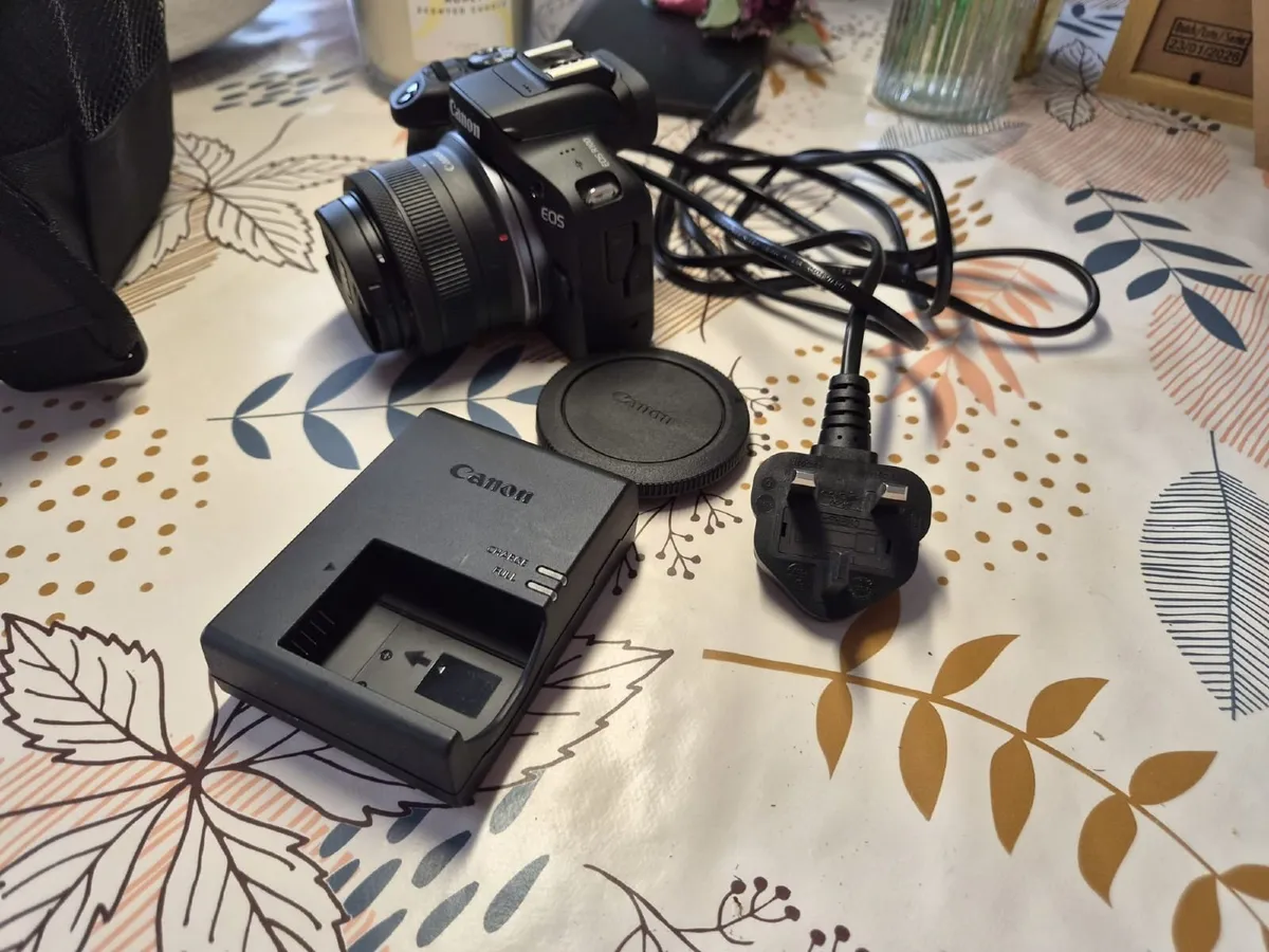 Canon EOS R100 Kit - Like New - 18-45mm + Bag - Image 3
