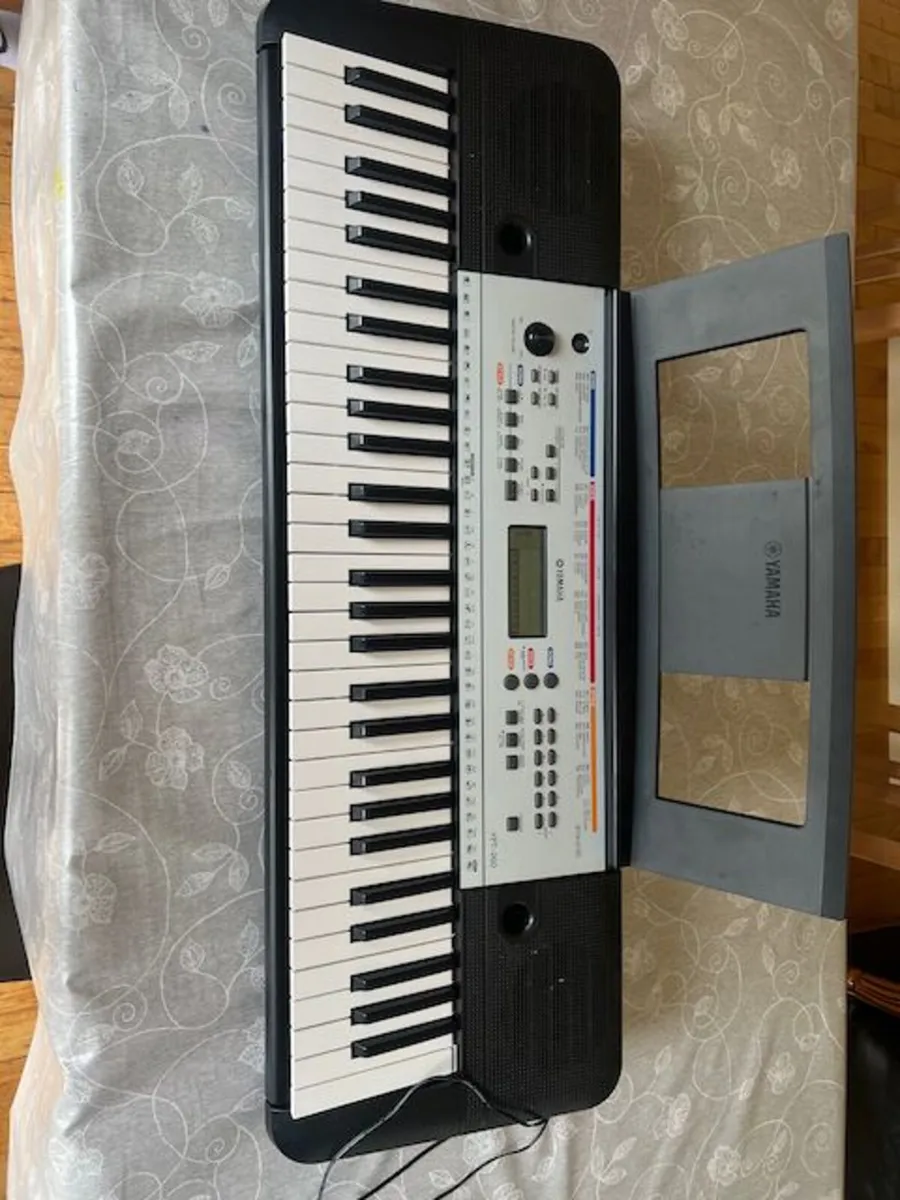 Yamaha YPT-260 Electronic Keyboard Bundle - Image 1