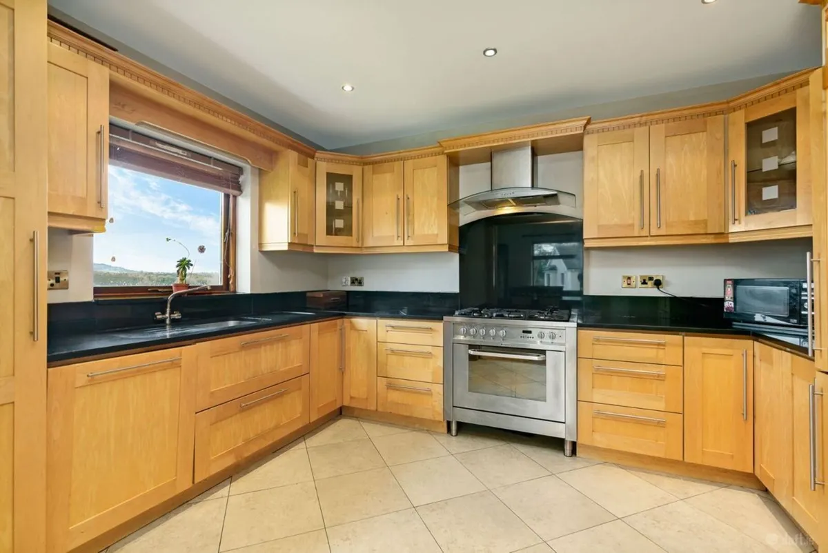 Fitted Kitchen, granite top and appliances - Image 1