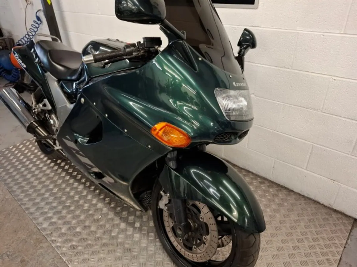 Kawasaki ZZR1100 1996 - Image 2