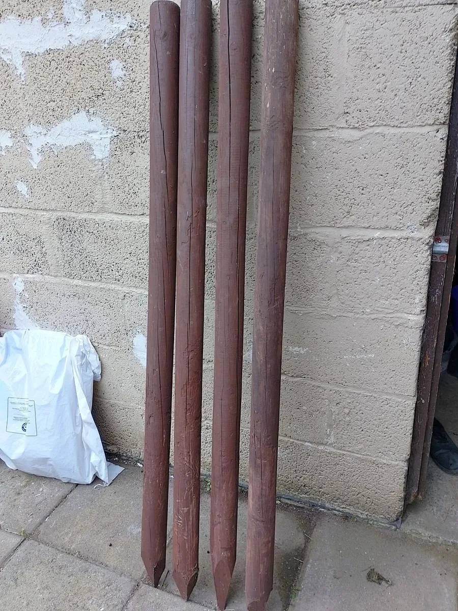 4 TIMBER FENCE POLES. - Image 2
