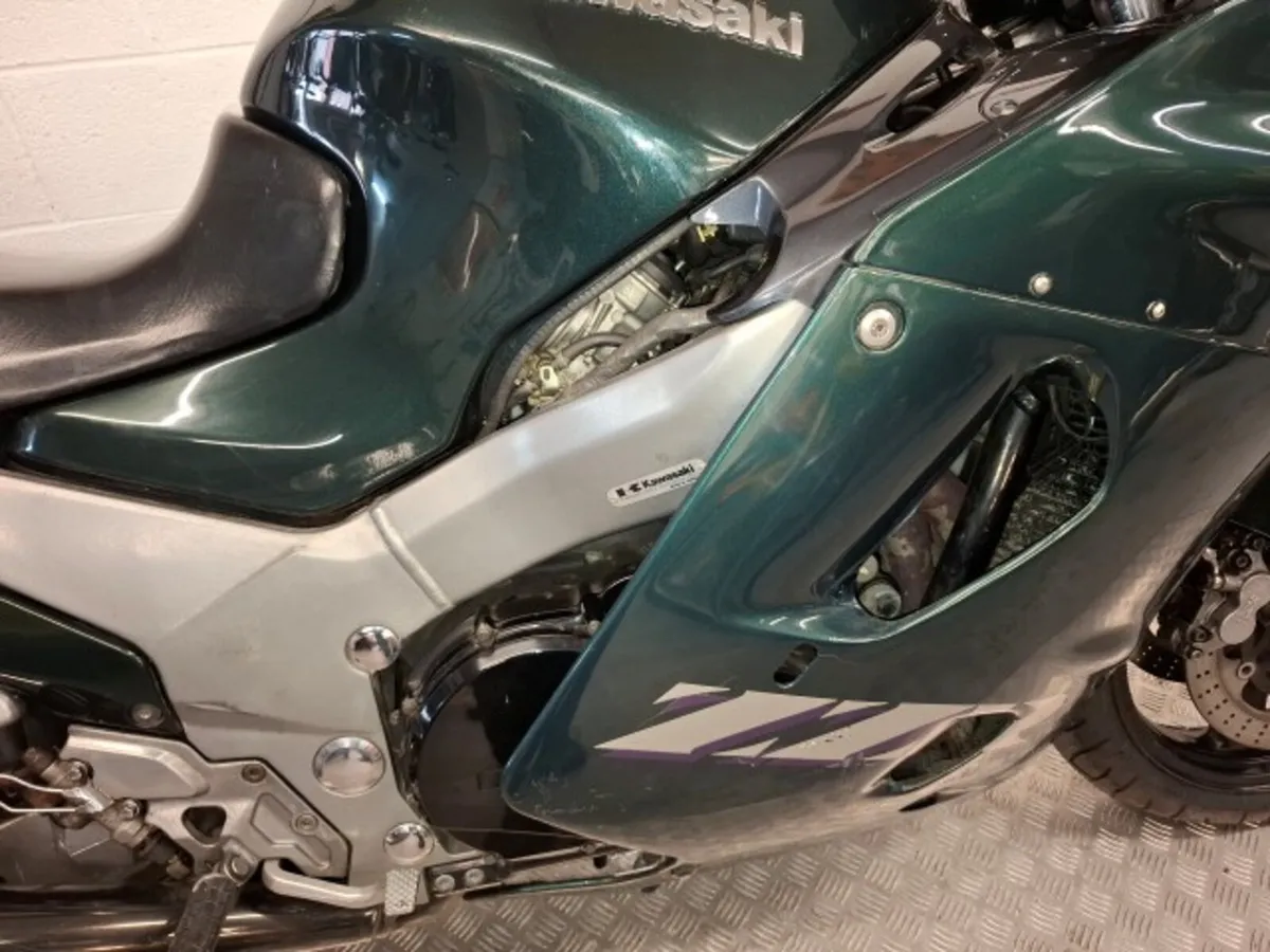 Kawasaki ZZR1100 1996 - Image 4