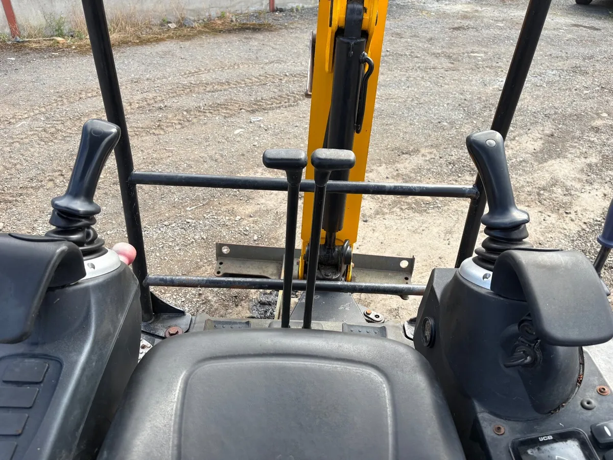 2018 JCB 15C-1 - Image 2