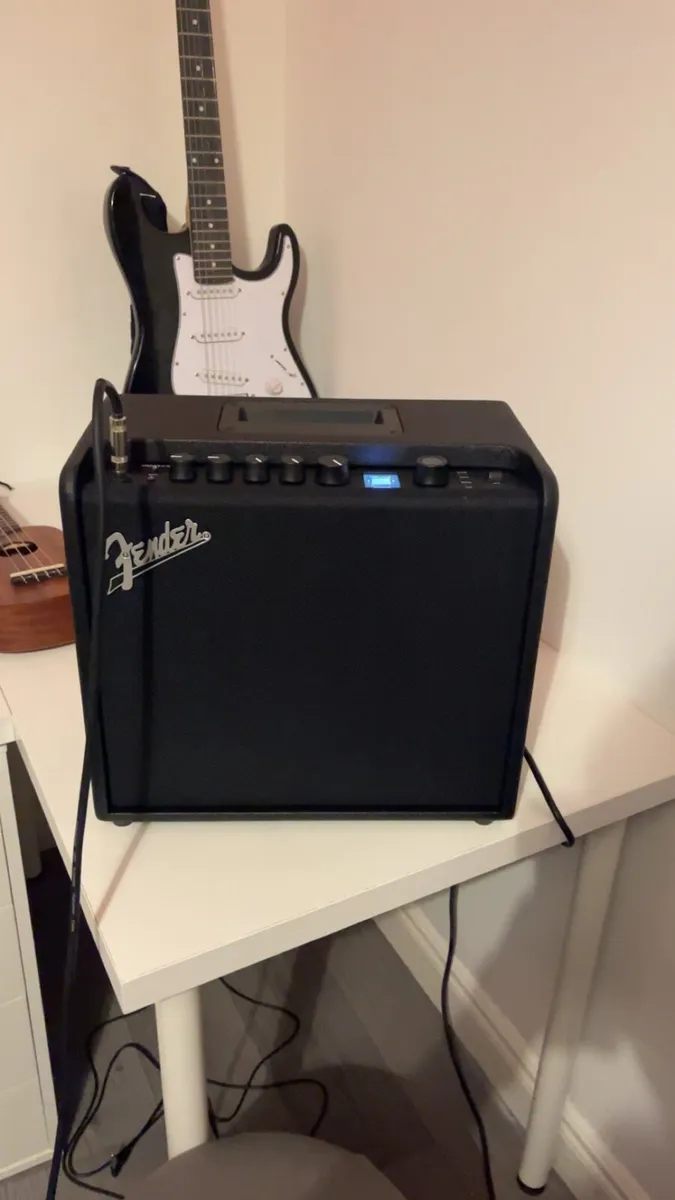 Fender Mustang Lt25 Perfect condition